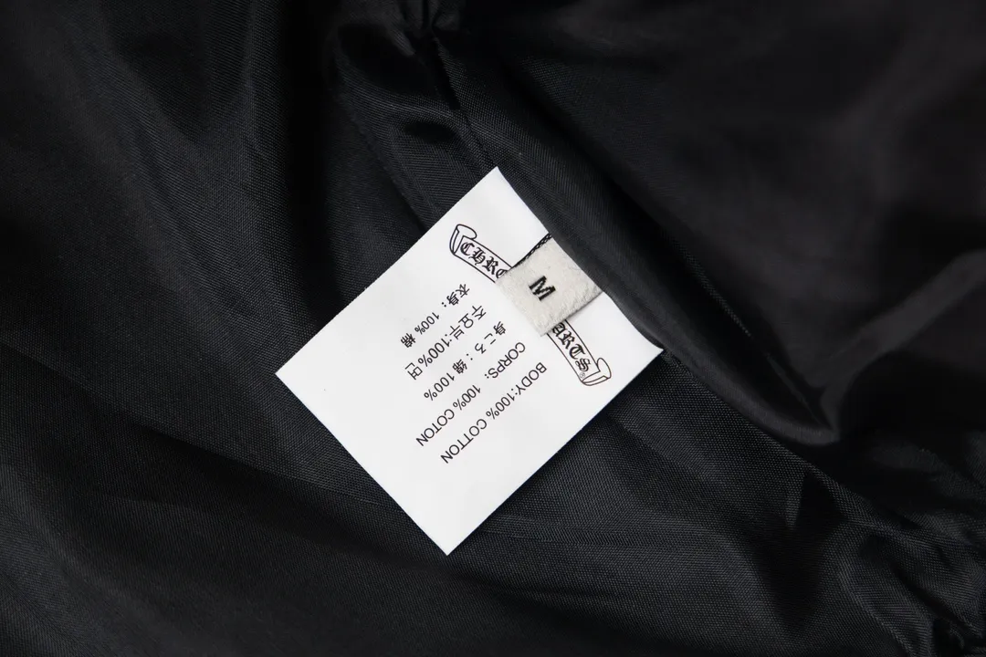 P380 Model No. Y611 Chrome Hearts Fw25 Chrome Hearts Horseshoe Cross Baseball Jacket Same style for men and women. New product is hotly shipped. The original customized woolen fabric has a little thickness. The upper body is still very good in early spring weather. Imported spliced pu leather sleeves. The original mold is made while the leather is delicate. The chest and back are super heavy-duty design. Exclusive customized cross metal decoration. Customized loose fit. Both men and women are very handsome. All details respect the original version. Mold customization of distressed cross snaps with incomparable distressed texture SIZE:M-XXL